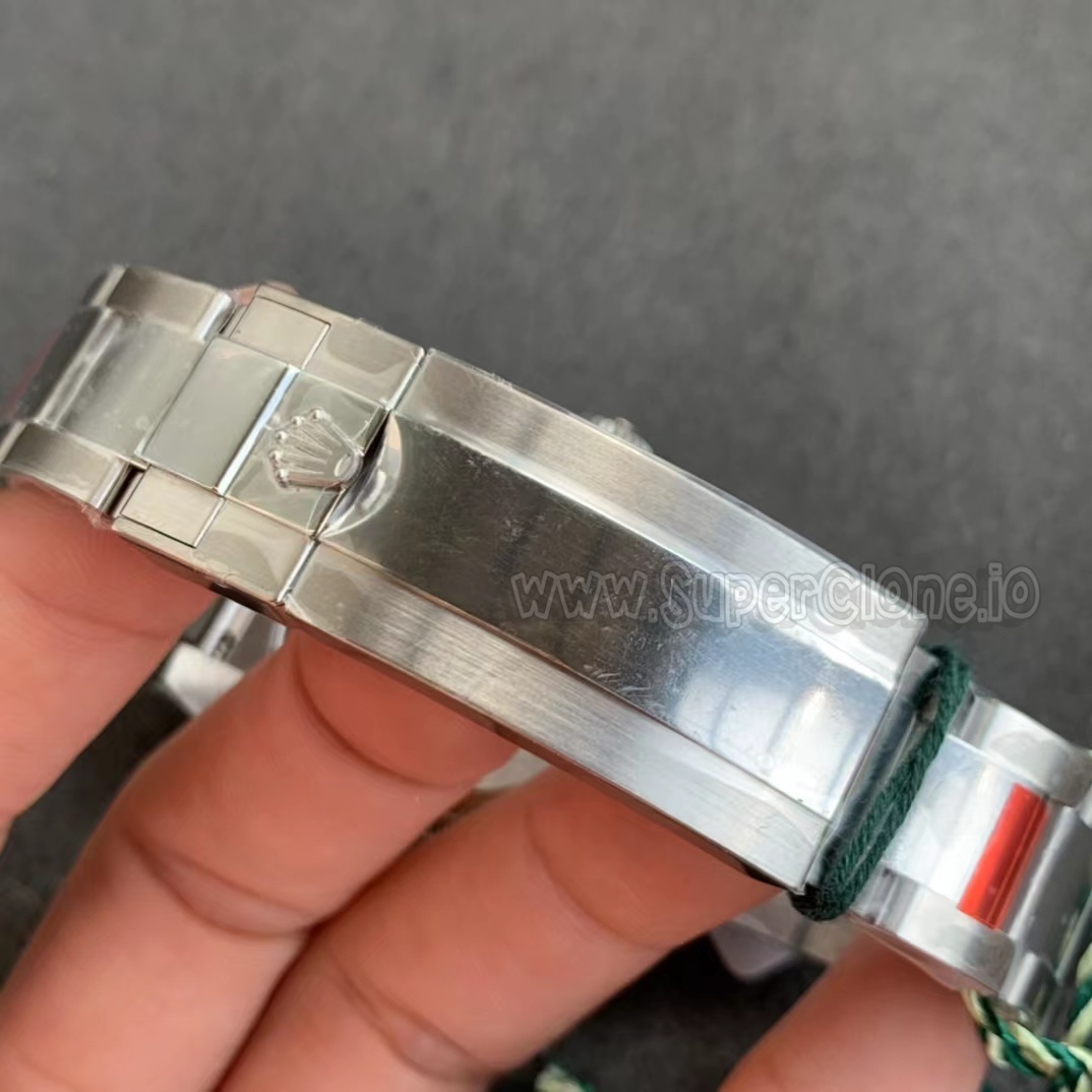 Submariner 904L Steel Bracelet Links Oyster link steel bracelet laid out flat highlighting the uniform satin grain brush lines