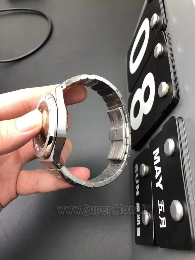 Octagonal Bezel and Case Brushing Contrast