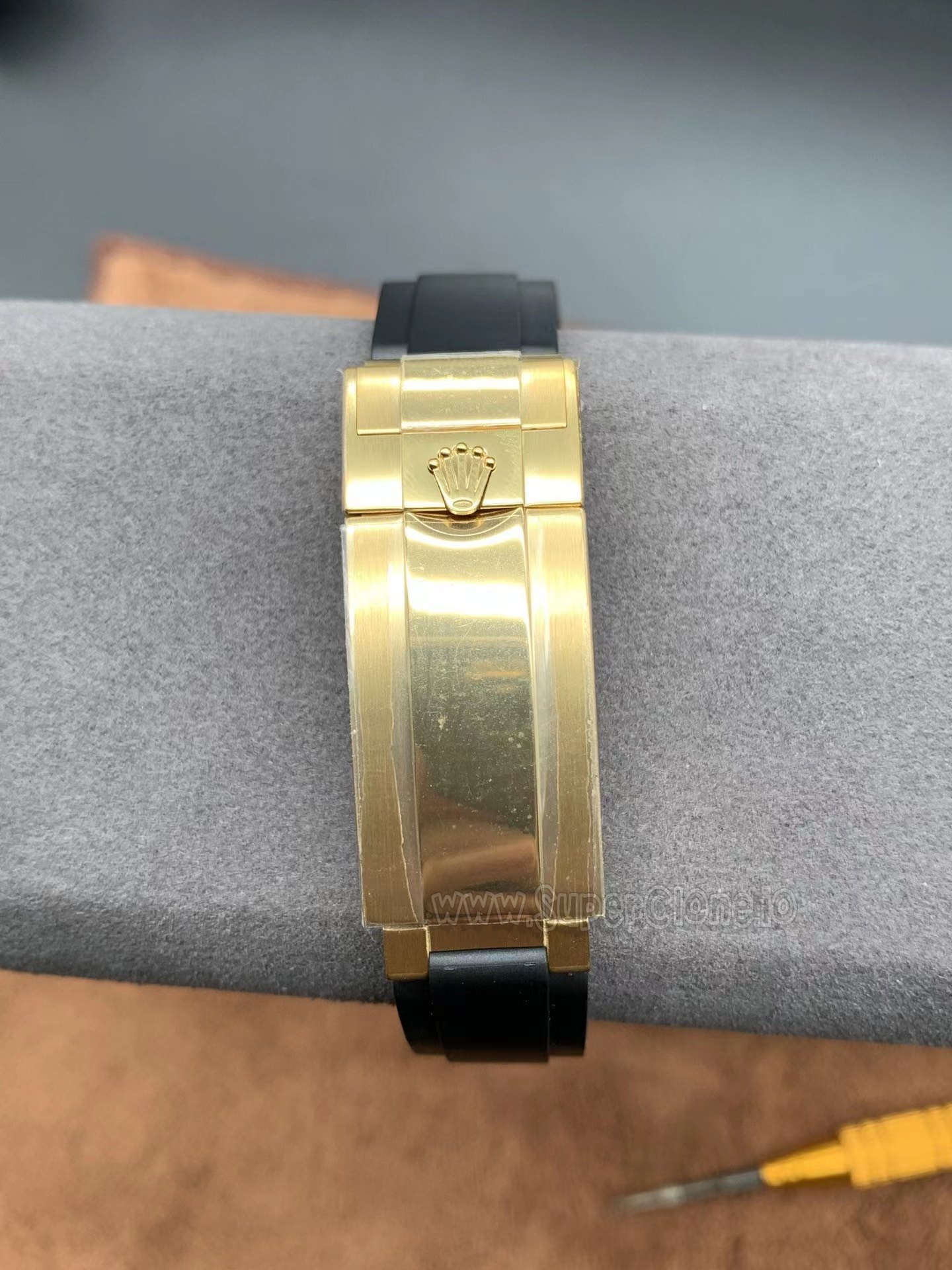Oysterflex style clasp mechanism slots
