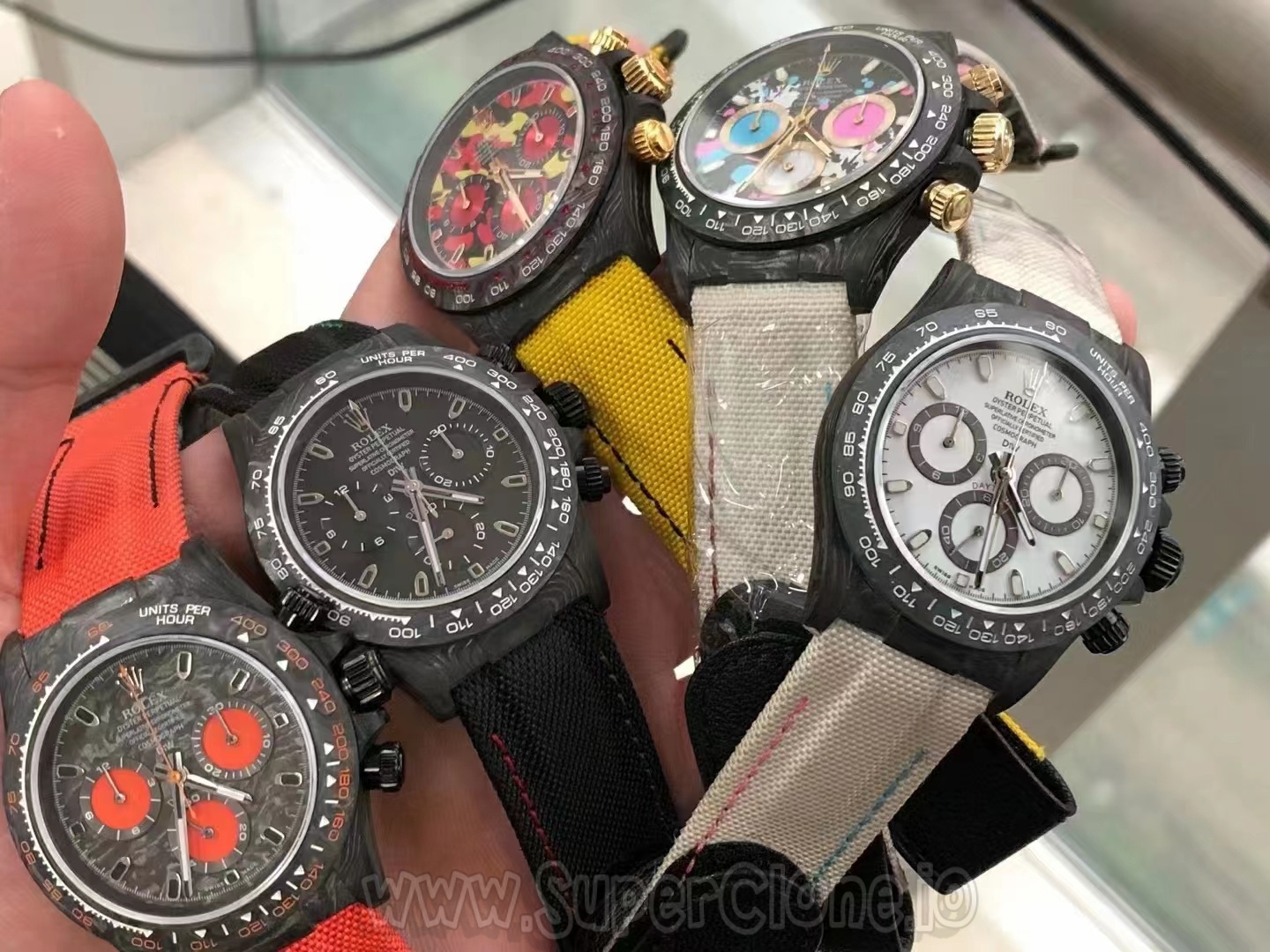 Luminous signature distribution on the custom carbon chronograph variant