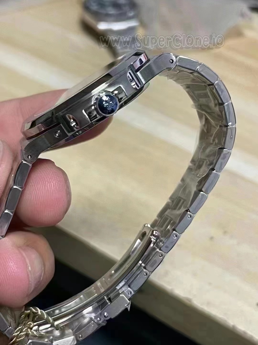 V2 Nautilus 5712 crown detailing