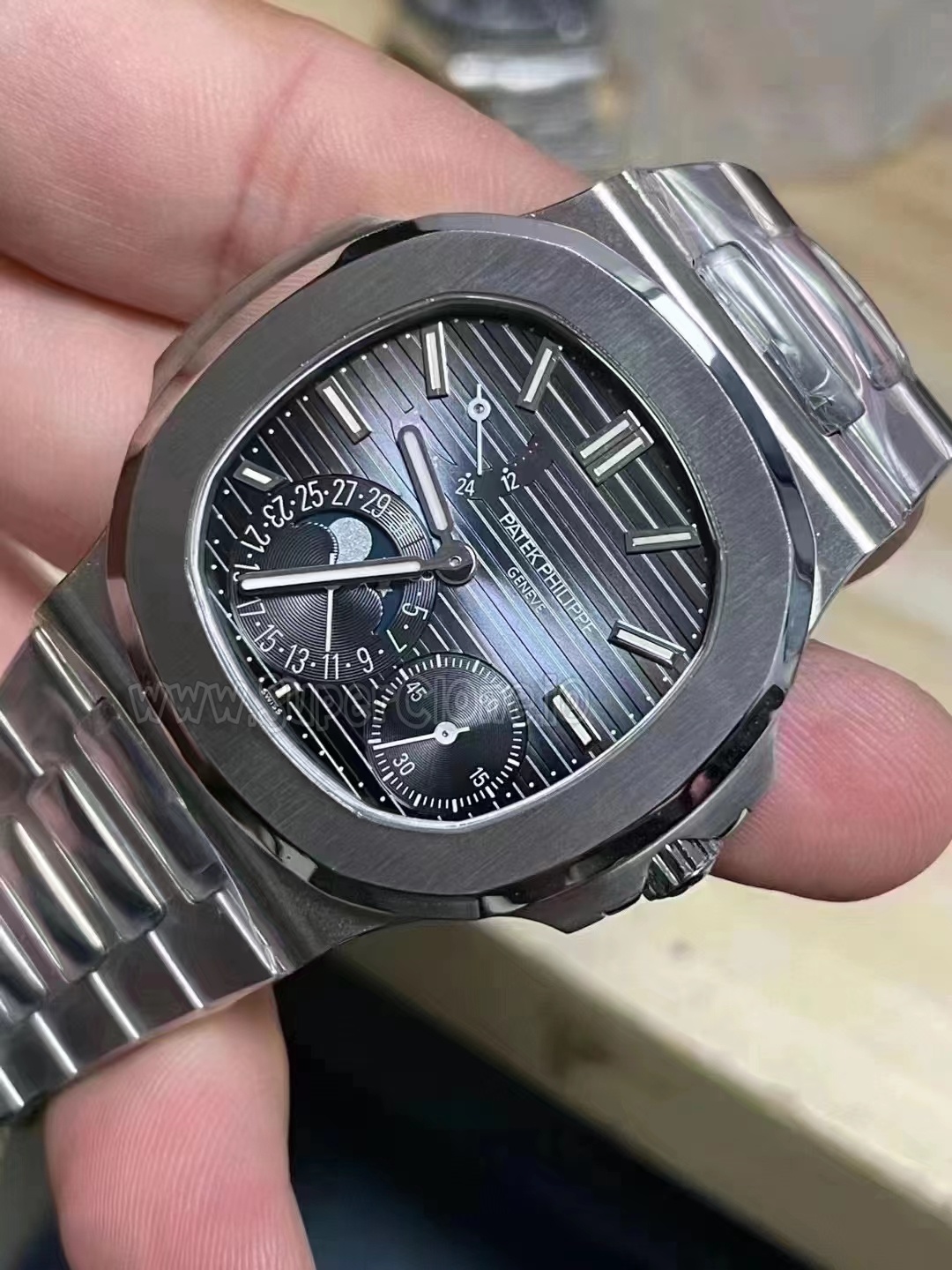 V2 Nautilus 5712 Moon Phase and Date display