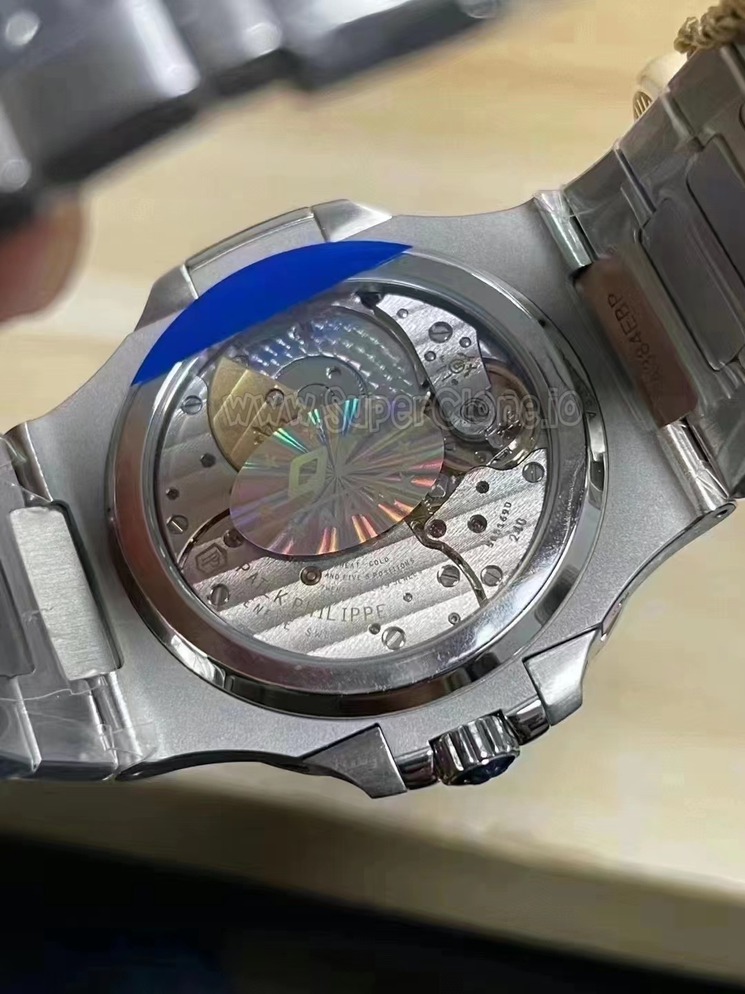 V2 Nautilus 5712 gold micro rotor movement