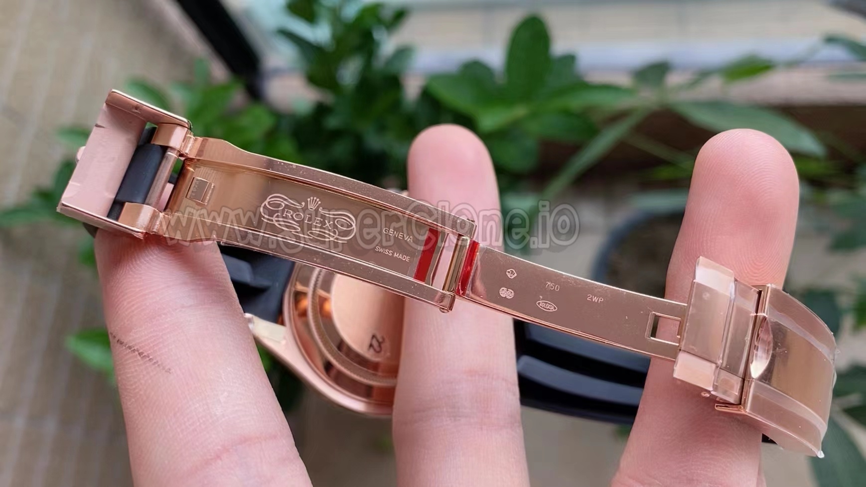 Rose Gold Oysterlock Clasp Finish