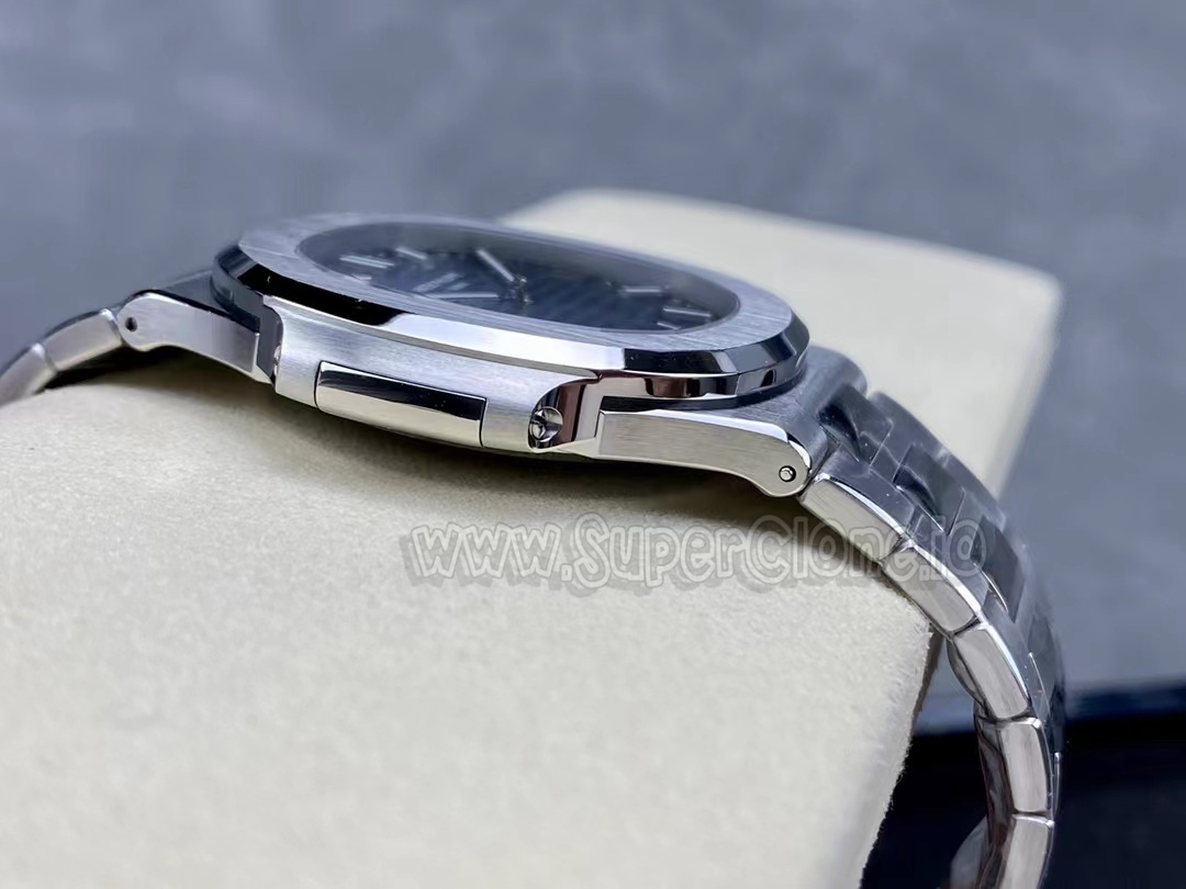 Under-lug hallmark engravings on 3K 5811G
