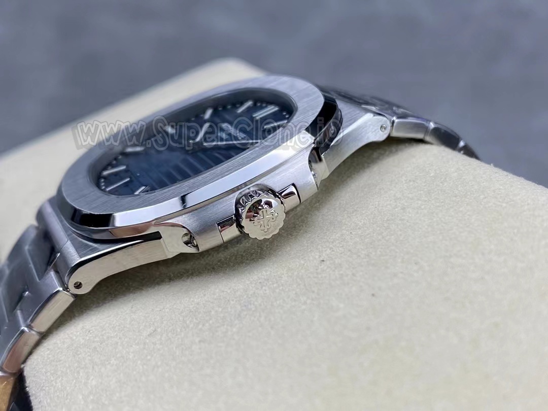 Movement view through sapphire exhibition caseback
