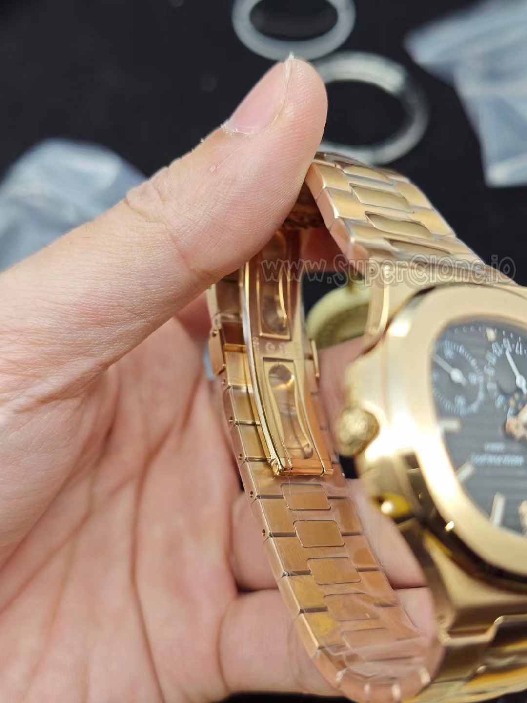 Patek Philippe 5712R rose gold case profile