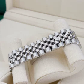 datejust-116234-black-dial-red-date-jubilee-2