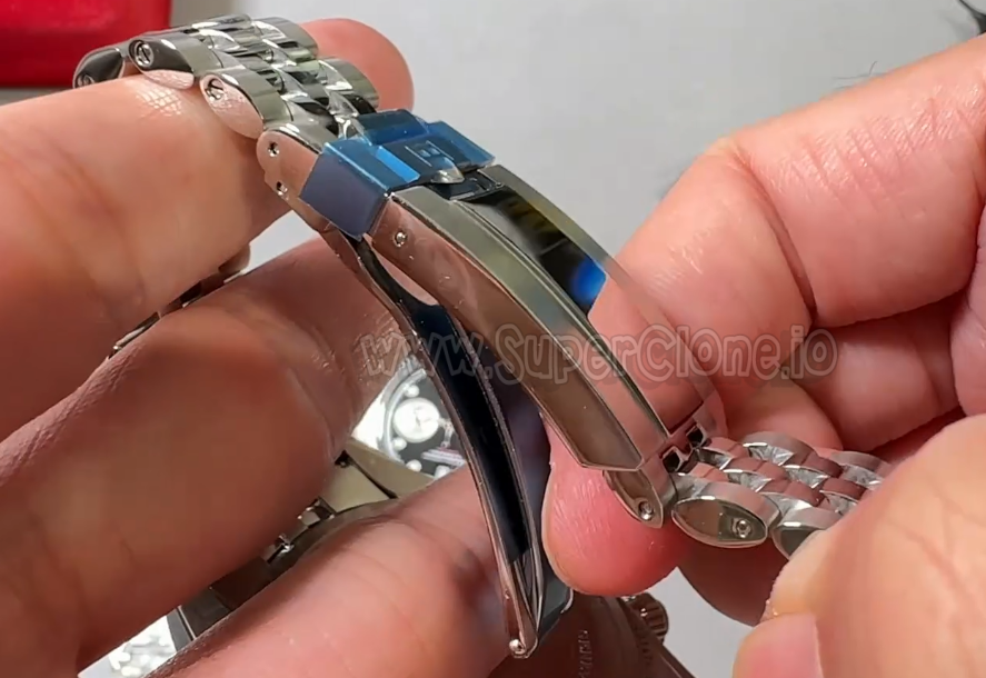 M+ clasp locking mechanism close up